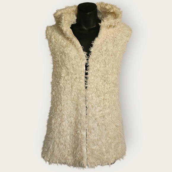 Coco and Carmen faux fur hooded vest - Picture 2 of 8